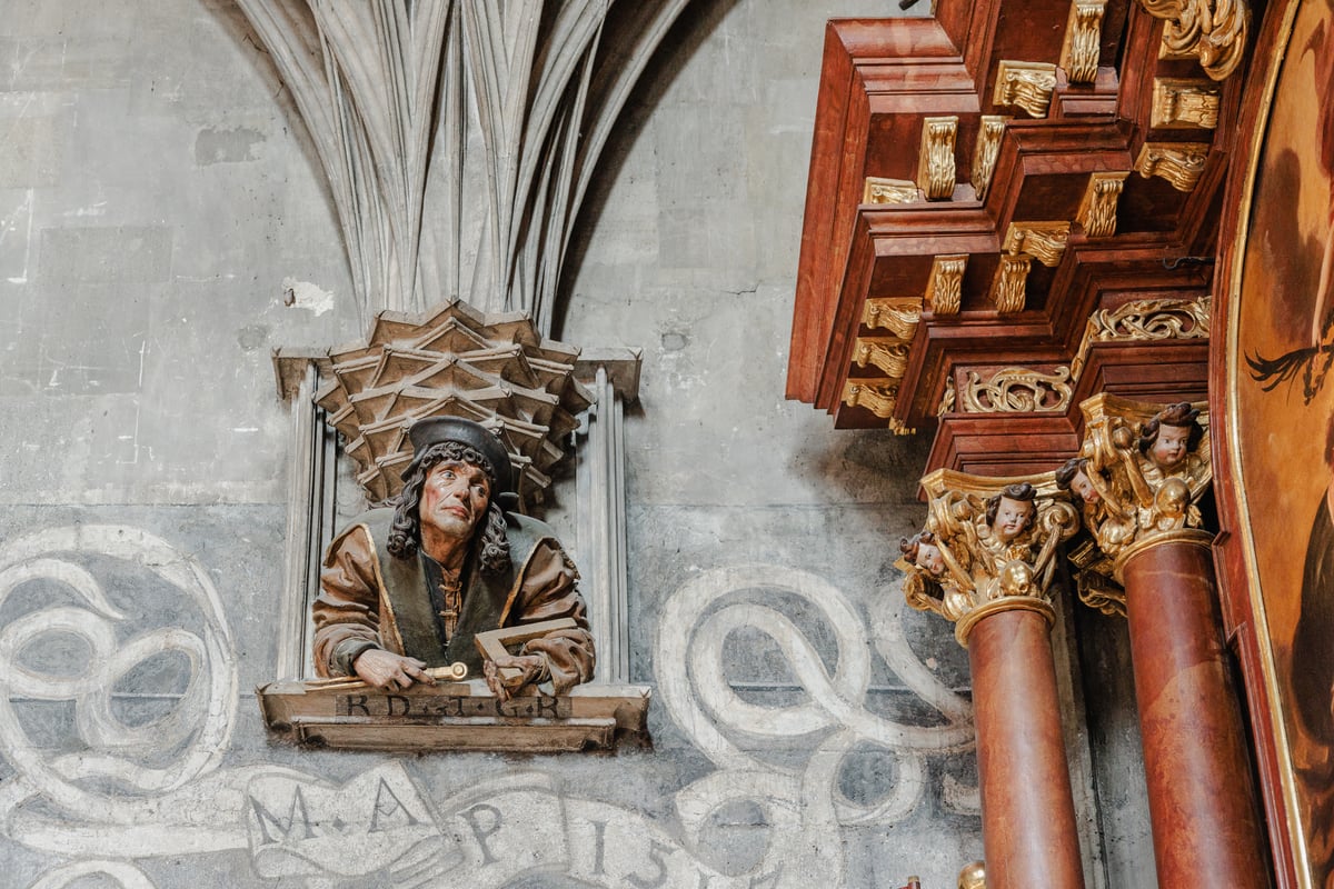 Reliéf s autoportrétem Antonína Pilgrama