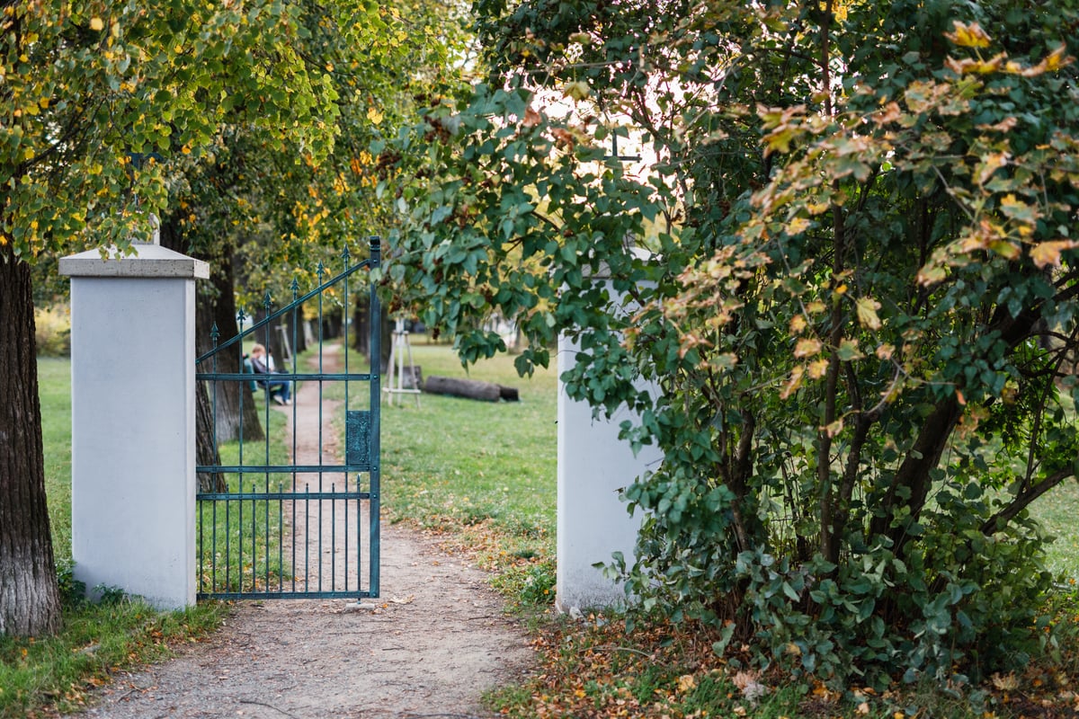 Brána v místech bývalého maloměřického hřbitova