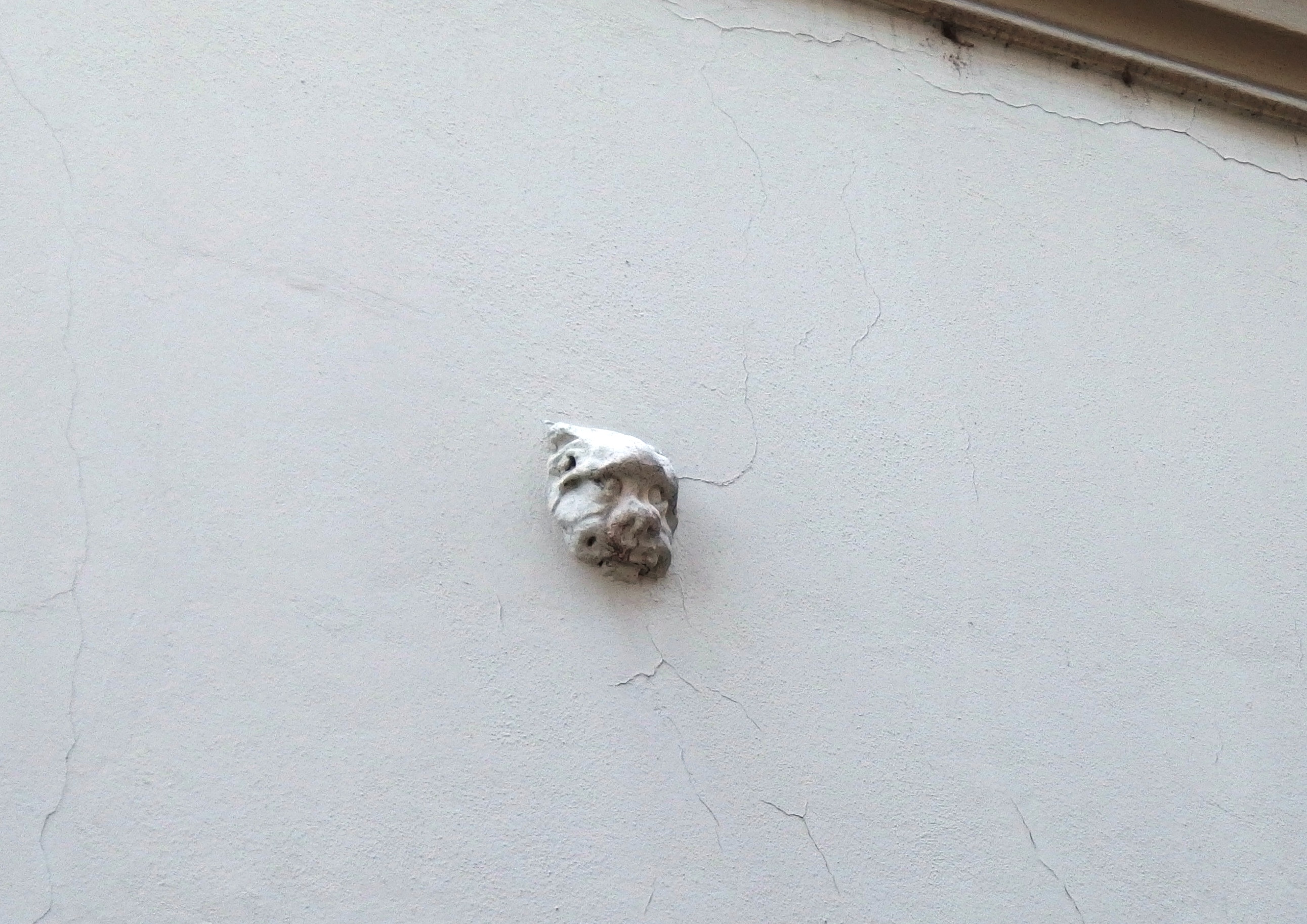 Hlava radního na Mečové ulici