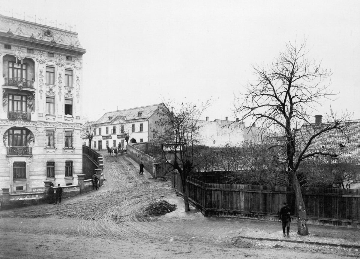 Budování Konečného náměstí