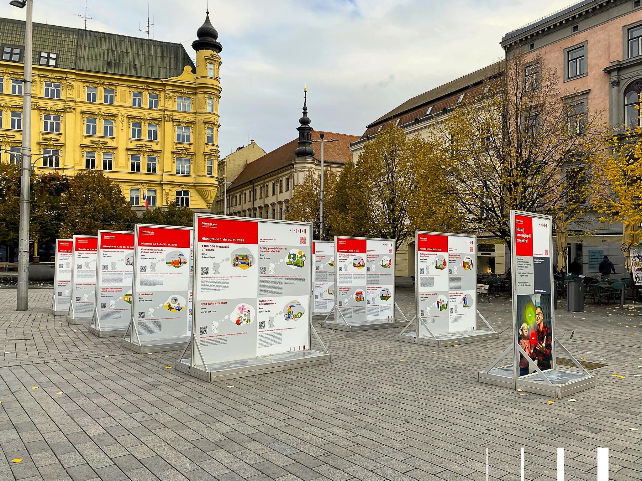 První týden v listopadu bude možnost hlasovat osobně na Náměstí Svobody v označeném stanu.