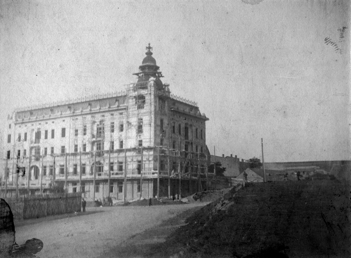 Budování Konečného náměstí