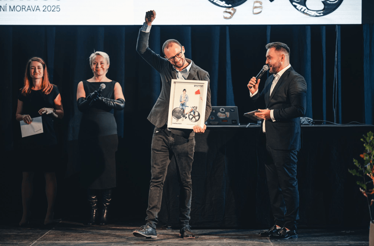 Nabízí autentické snímky od fotografa Romana France.