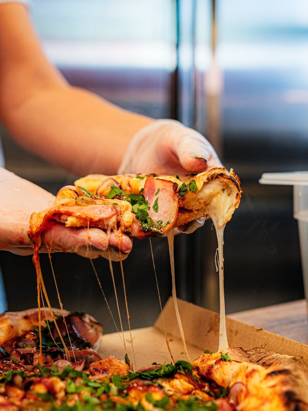 Novinkou je BBQ speciál z marinovaného kuřete, slaniny, jalapeños a cibulky na rajčatovém základu s mozzarellou a kapkou BBQ omáčky.