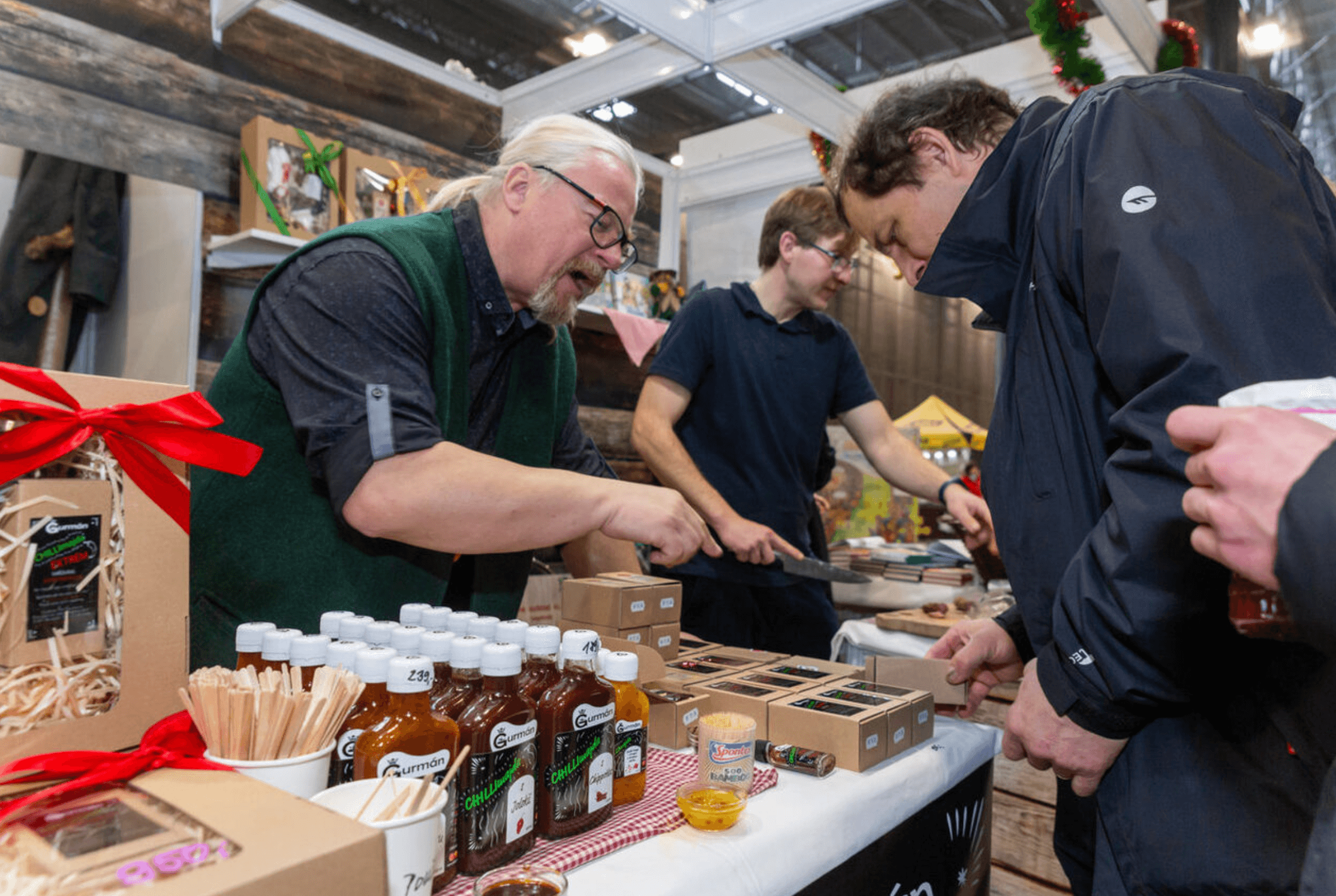 Zázemí zahrnuje občerstvení, restauraci, bankomaty, toalety i šatnu.