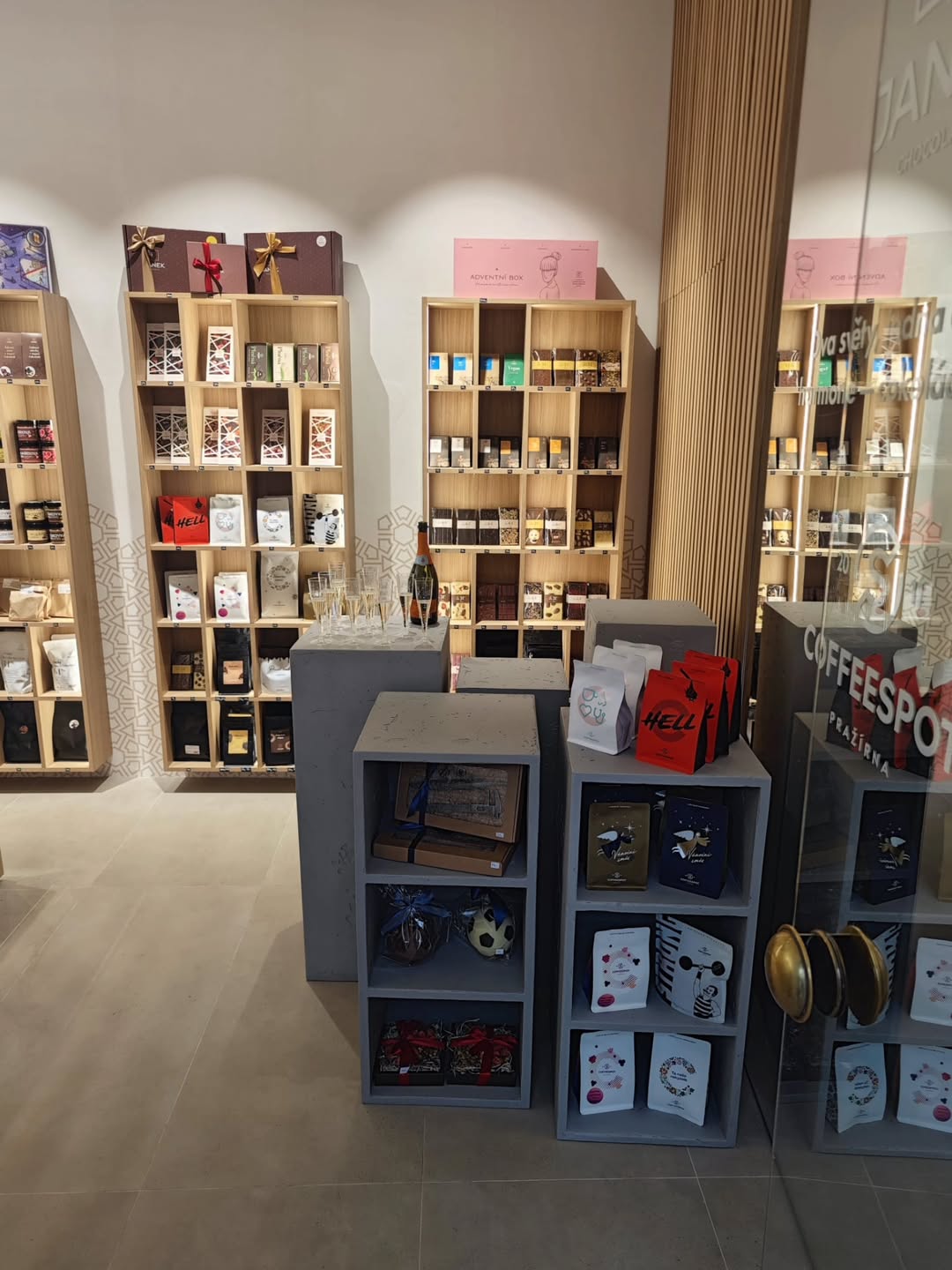 Celý podnik tak funguje jako místo, kde můžete sehnat jedlé dárky pro blízké.