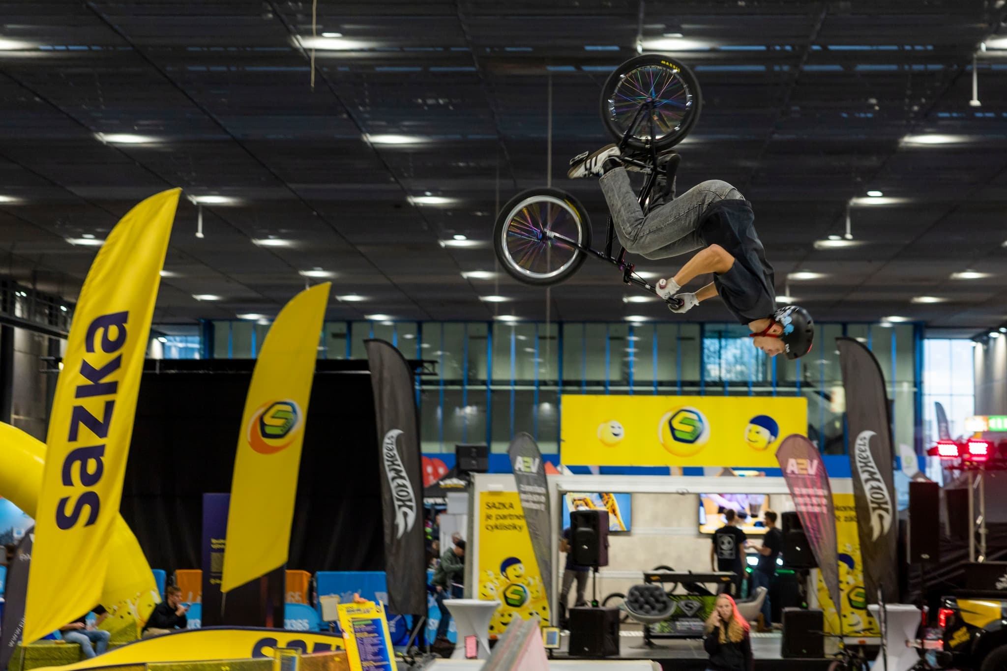 V hale F vás čekají freestyle triky na kole a koloběžce.