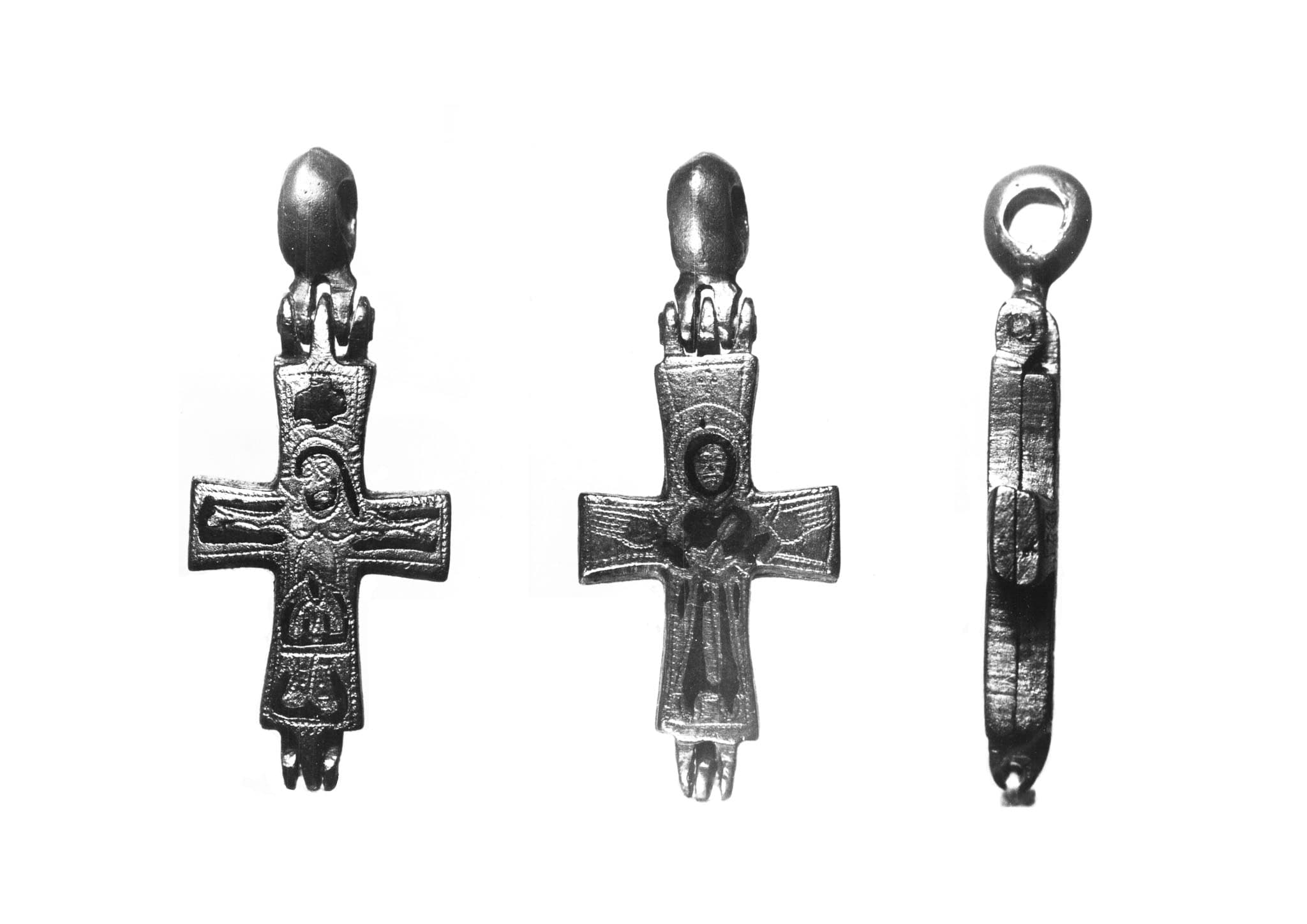 Tzv. pektorální kříž nalezený v pustiměřské rotundě nosil vysoký církevní hodnostář (biskup či opat) na prsou.